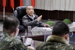 國防部長邱國正 ▲邱國正部長不只勉勵東沙官兵要與島共存亡,在視察馬祖防務時也做過類似的勉勵,這都突顯出外離島防務困境。(圖/軍聞社提供)