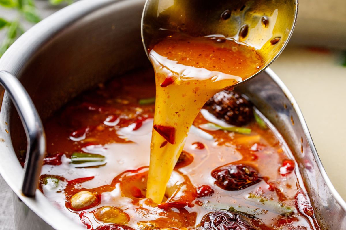 ▲美女營養師高敏敏就透露幾個健康吃火鍋的原則，關鍵就在於挑醬料及夾菜盤。（圖／翻攝自小蒙牛頂級麻辣養生鍋FB）