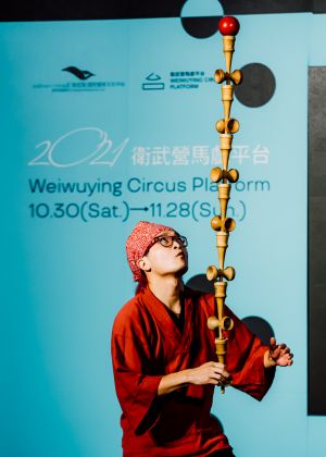 ▲衛武營國家藝術中心「2021馬戲平台」中劍玉藝術家小螺絲演出。(圖/衛武營國家藝術中心提供) ▲衛武營國家藝術中心「2021馬戲平台」中劍玉藝術家小螺絲演出。(圖/衛武營國家藝術中心提供)