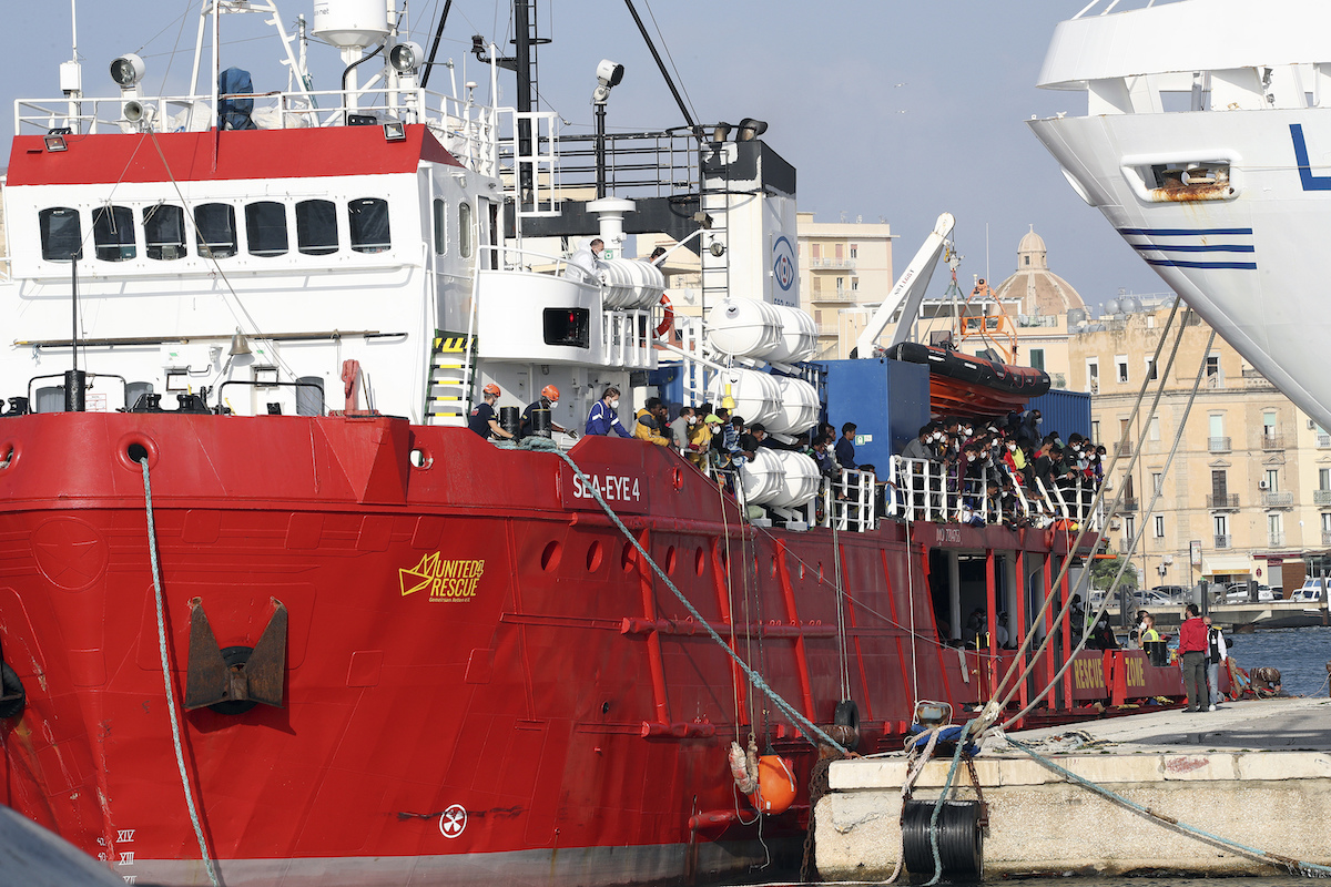 ▲法國今天宣布，歐盟所屬邊界管理署將派機24小時監看英吉利海峽移民渡海情況。圖為先前停靠意大利、載有800名移民的「海洋之眼4號」（Sea Eye 4）。（圖／美聯社／達志影像）