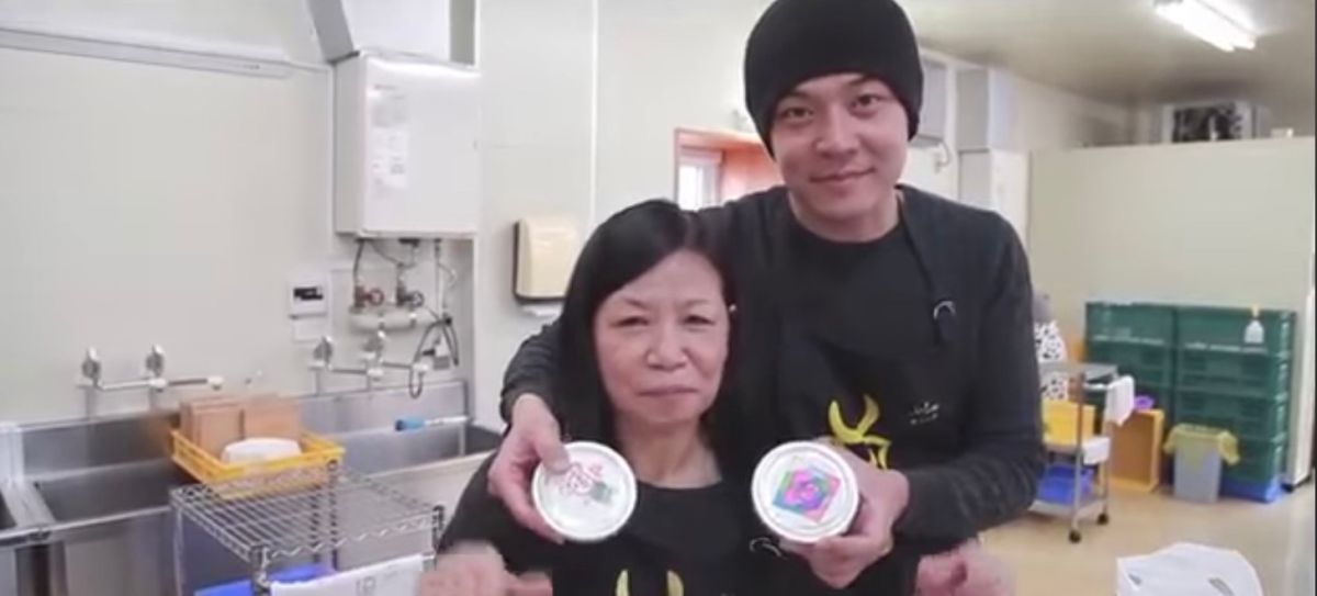 ▲66歲媽媽卵巢癌逝世，姚元浩（右）在醫院陪到最後一刻。（圖／翻攝姚元浩臉書）