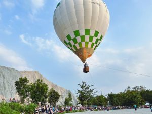 田寮月世界熱氣球吸10萬人朝聖　登網路熱搜
