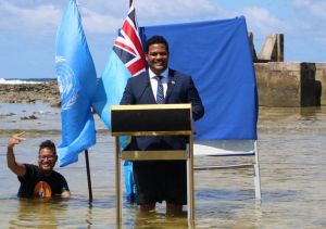 吐瓦魯外長站海水中演說　為島國向氣候峰會發聲
