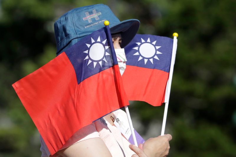 ▲路透社報導，台灣政府認為中國將試圖利用通訊應用程式或團體旅遊手段，透過非法資助親中候選人來干預明年1月的關鍵選戰。（圖／美聯社／達志影像）