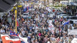 紐西蘭數千人抗議強制打疫苗　怒喊：還我2018年
