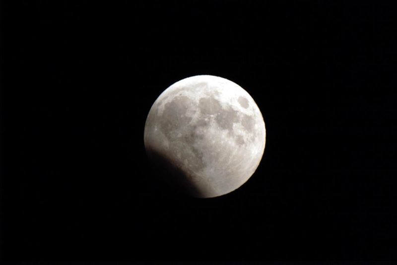 ▲「月偏食」將在10月29日凌晨2點開始，全程約4小時28分鐘，可見滿月的月面逐漸轉換為有缺角的月沒帶食現象。（圖／中央氣象署提供）