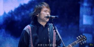 ▲台語天王伍佰，2019在五月天演唱會，合唱經典歌曲 「 挪威的森林」（圖／取自《相信音樂》Youtube）