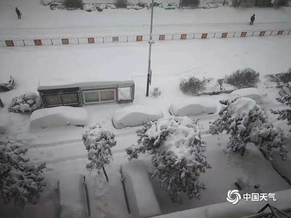 ▲中國受北方寒流影響，內蒙古更是連續下了46小時的大雪，積雪深度甚至突破1951年來的紀錄。（圖／翻攝自中國天氣網）