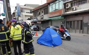 桃園死亡車禍!82歲翁牽單車過馬路 遭大貨車輾爆頭亡
