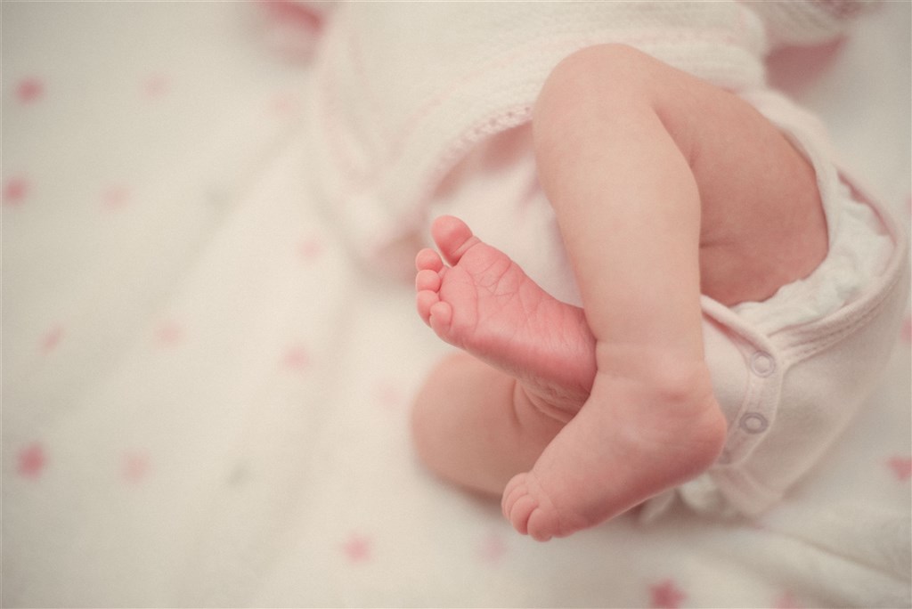 ▲卡達衛生部表示，一名3週大的嬰兒感染COVID-19後病逝。這個波灣國家通報的兒童染疫喪生情況，實屬罕見。（示意圖／圖取自Unsplash圖庫）