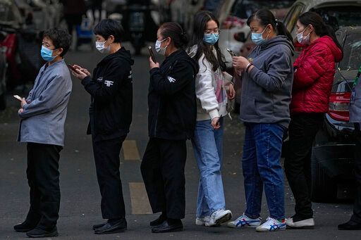 ▲香港衛視今天報導，中國將於明年1月3日起，不再採取境外入境前往隔離設施隔離的措施。（圖／美聯社／達志影像）
