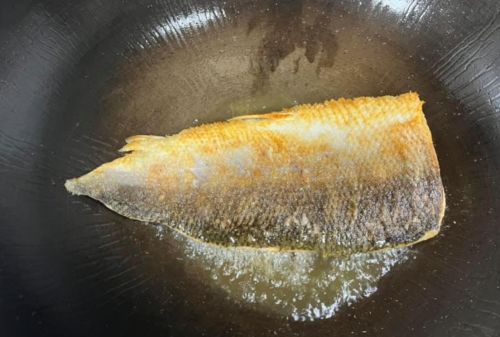 ▲你煎魚總是失敗油爆嗎？就有一名男網友分享「簡單5步驟」，只要學會了，保證金黃酥脆不破皮。（圖／翻攝自《家常菜》）