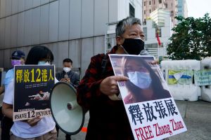 中國記者張展遭羈押判刑 ▲香港民主派人士去年12月在中國政府駐香港聯絡辦公室(中聯辦)外聲援張展,強調報導武漢肺炎疫情無罪。(圖/美聯社/達志影像)