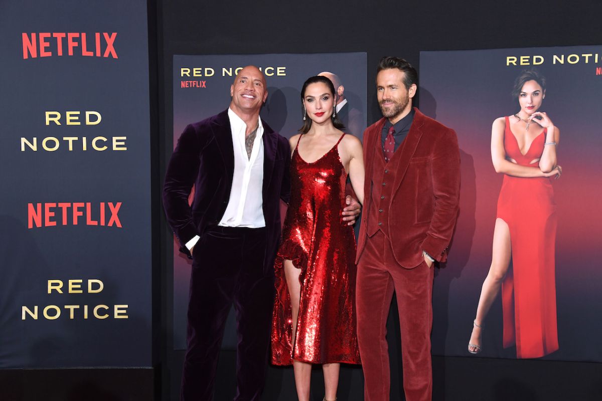 ▲巨石強森（左起）、蓋兒加朵、萊恩雷諾斯攜手演出新片《紅色通緝令》。（圖／Netflix提供）