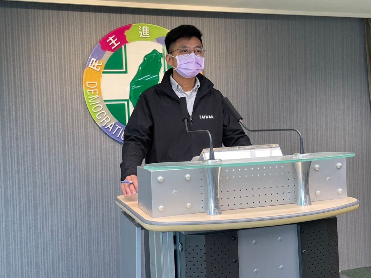 ▲民進黨發言人周江杰批評,國民黨為了轉移自家縣市長與黨中央立場分歧的焦點,扭曲行政中立規定。(圖/記者黃宣尹攝)