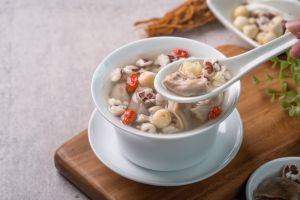 ▲若是給長輩、幼童補湯，建議可以選擇溫和的平補類型，像是四神湯。（圖／取自Shutterstock）