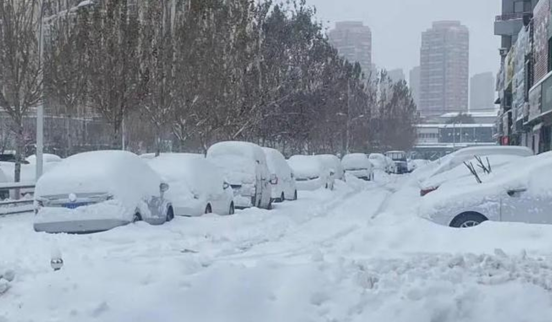 ▲寒流帶來暴雪，中國內蒙古、瀋陽等東北地區大雪嚴重干擾交通，就連民眾的樓房都被白雪吞沒。（圖／翻攝自微博）