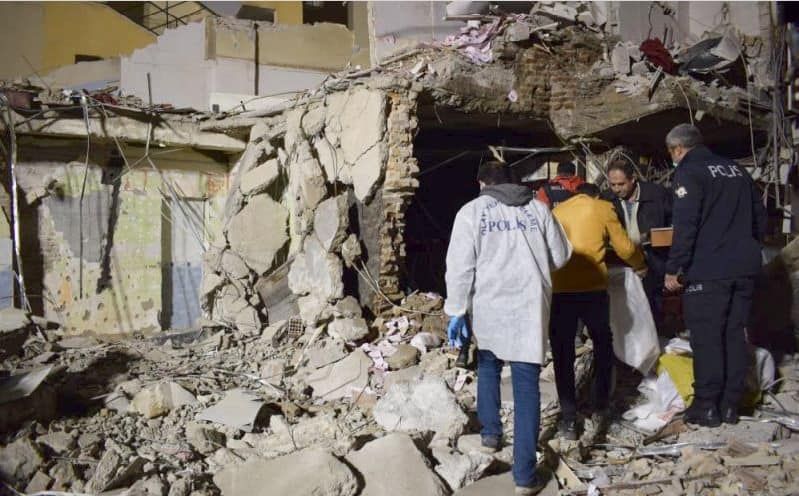 ▲土耳其東部一棟2層樓高的建築物倒塌。（圖／翻攝自Veli Ağbaba Facebook）