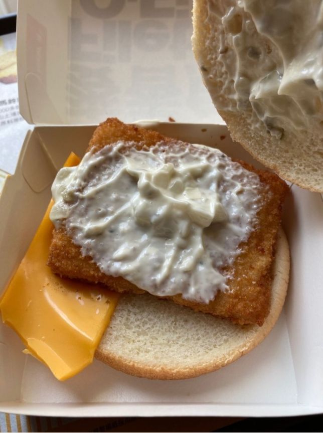 ▲網友發現麥香魚的起司片僅有半片。(圖/翻攝Dcard)