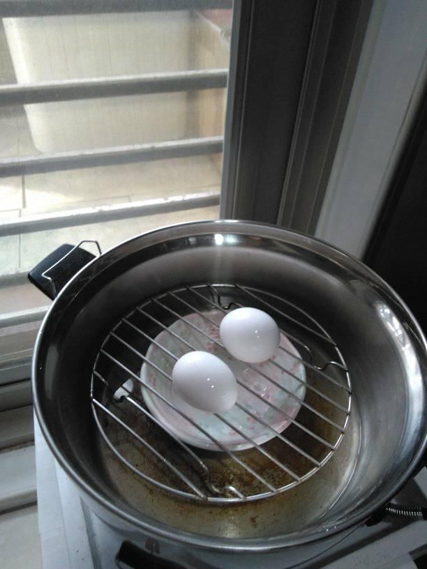▲網友分享蒸架煮水煮蛋的方法，比用紙巾沾濕更方便。（圖/電鍋廚娘123）