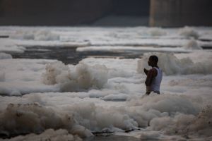 影／工業汙染河川滿是毒泡沫！印度人敬神　照樣沐浴祈禱
