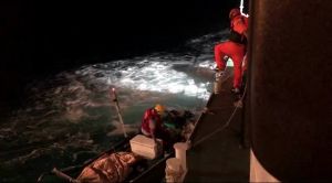 釣客惡海八小時驚恐漂流　海巡丶新海研協力成功救援
