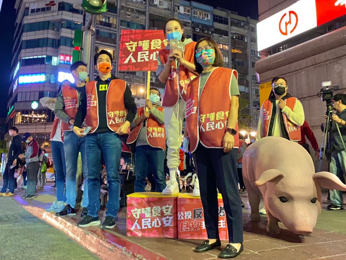 ▲國民黨立委蔣萬安於街頭宣講「反萊豬」時,遭民眾嗆聲詢問「為甚麼萊牛可以吃」。(圖/記者羅婉庭攝)