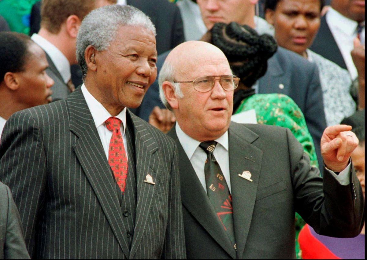 ▲南非最後一位白人總統戴克拉克（右）辭世，享壽85歲。圖為他與繼任者曼德拉（左）合照。（圖／美聯社／達志影像）