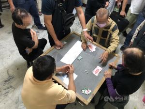 職業賭場隱身鬧區民宅　台南警破獲逮24人
