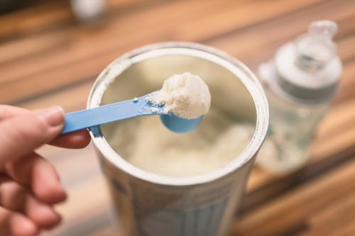 日本福岡托兒所爆出誤餵「過期奶粉」！13嬰兒受害　市府道歉謝罪
