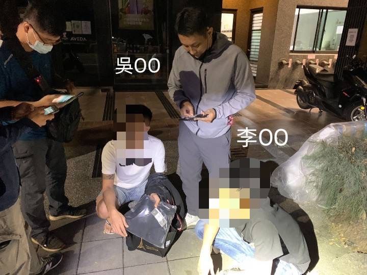 ▲苓雅分局偵查隊結合特勤警力攻堅破獲藏身民宅販毒集團查獲逾百包毒品、百萬現金。（圖／記者郭凱杰翻攝）