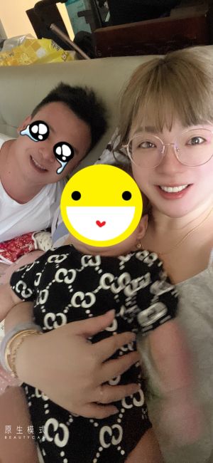 花媽 ▲花媽經常一開播就是千人起跳,先生也經常出現在直播畫面裡。(圖/翻攝自臉書Quella花媽嬰幼直播)