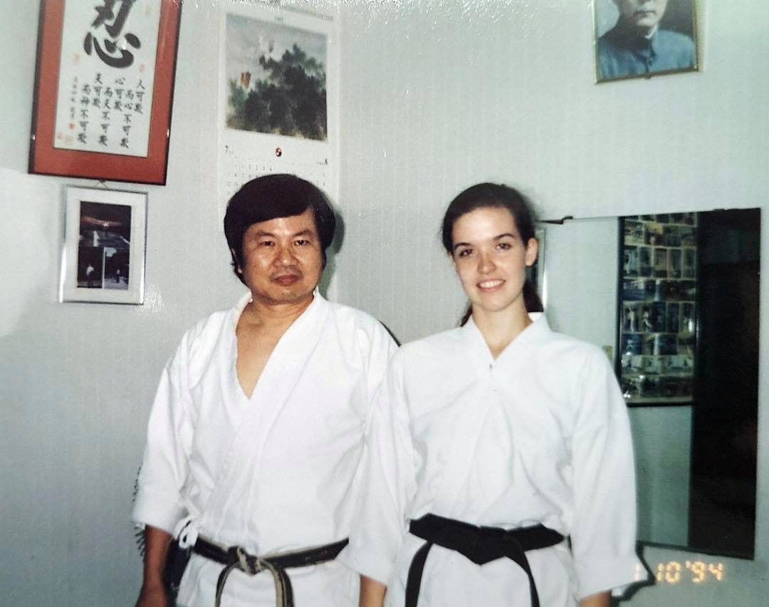 ▲AIT處長孫曉雅（右）90年代初來到在台居住時，向恩師黃金也（左）學習跆拳道。(圖／AIT臉書)