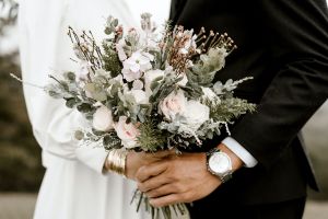 人夫手握「4疊鈔票」喊後悔結婚！原因曝光　眾錯愕戰翻
