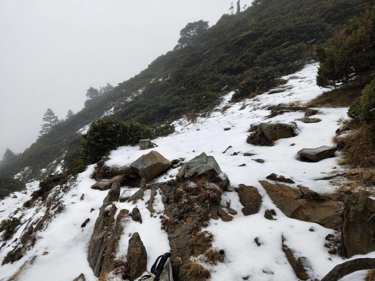 ▲ 苗栗縣雪霸主峰地區，部分登山步道上已有積雪出現。（示意圖／翻攝自雪霸國家公園登山資訊分享站臉書）