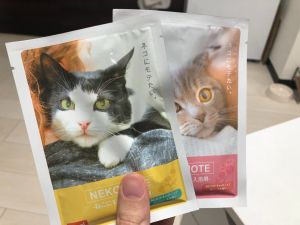 奴才購買兩款號稱可以吸引貓咪的浴鹽。(圖/Twitter:minira_diary) ▲奴才購買兩款號稱可以吸引貓咪的浴鹽。(圖/Twitter:minira_diary)