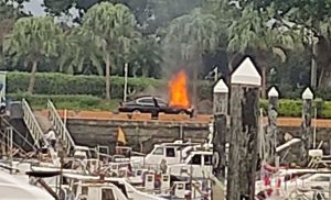 淡水漁人碼頭火燒車！黑色BMW自燃陷入火海　嚇壞眾人
