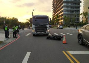 台中死亡車禍！女大生騎機車遭砂石車輾過　當場死亡
