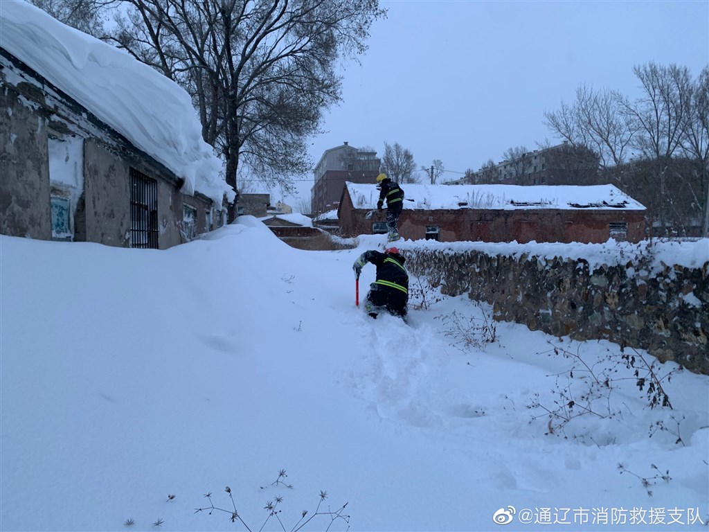 ▲內蒙古通遼市7日起降下1951年有氣象紀錄以來最大暴風雪，許多民宅一樓遭雪掩埋，大門被堵住。（圖／翻攝自微博）