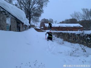 內蒙古通遼迎有紀錄以來最大暴風雪　一樓遭掩埋
