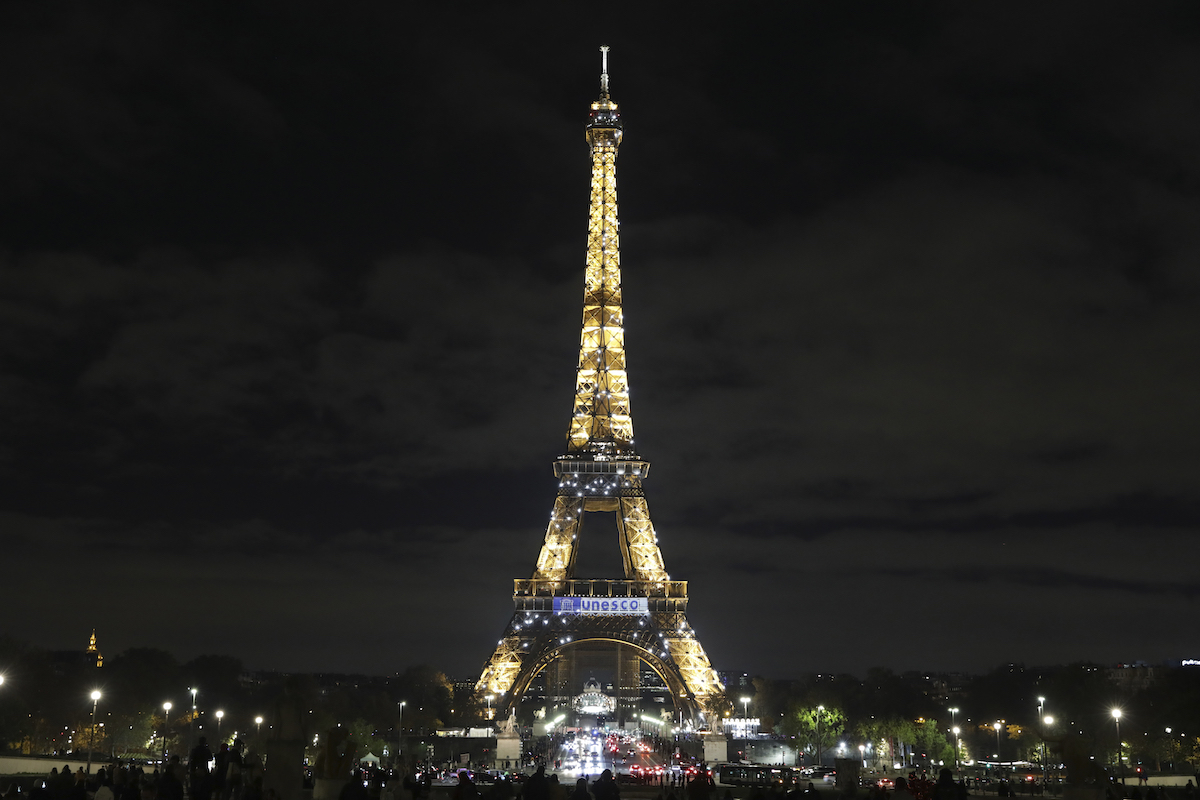 ▲聯合國教科文組織成立75週年，法國巴黎今天藉由艾菲爾鐵塔燈光秀，向這個聯合國文化和科學機構致敬。（圖／美聯社／達志影像）