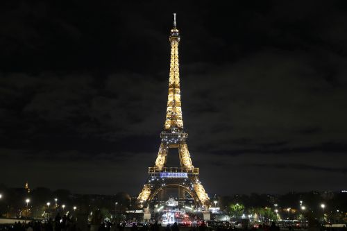巴黎驚傳遊客遇襲！26歲嫌喊「真主至大」持刀、鎚行兇　釀1死2傷
