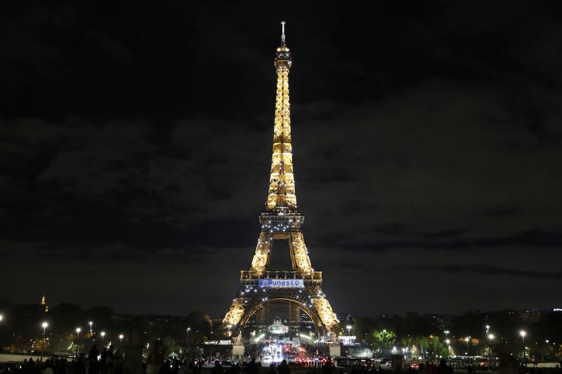 巴黎鐵塔限電提早熄燈　法國能源大國招牌蒙塵