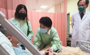 宋母回應百桂道歉聲明:您兒不接受道歉用力踢踩我兒頭 ▲台中市長盧秀燕上午前往探視時,宋姓大學生已能正常對話。(圖/台中市政府提供,2021.11.14)