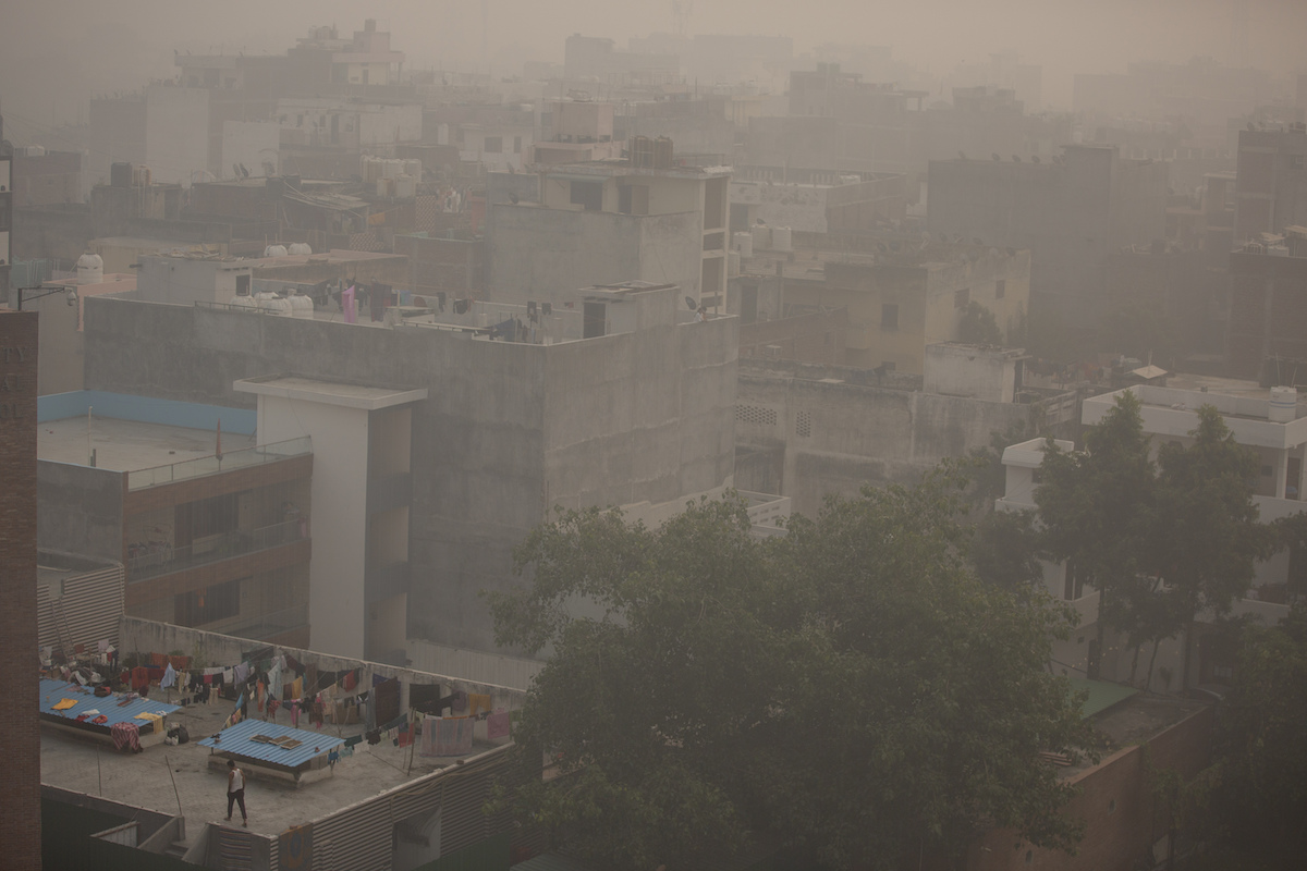 ▲印度最高法院最近呼籲德里（Delhi）針對空汙宣布施行「汙染封城」，因為危險的霧霾水平導致孩童停課一週，但德里市政府拒絕這項呼籲。（圖／美聯社／達志影像）