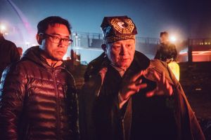 ▲導演廖士涵（左）與陳慕義在片場工作實況。（圖／HBO GO）