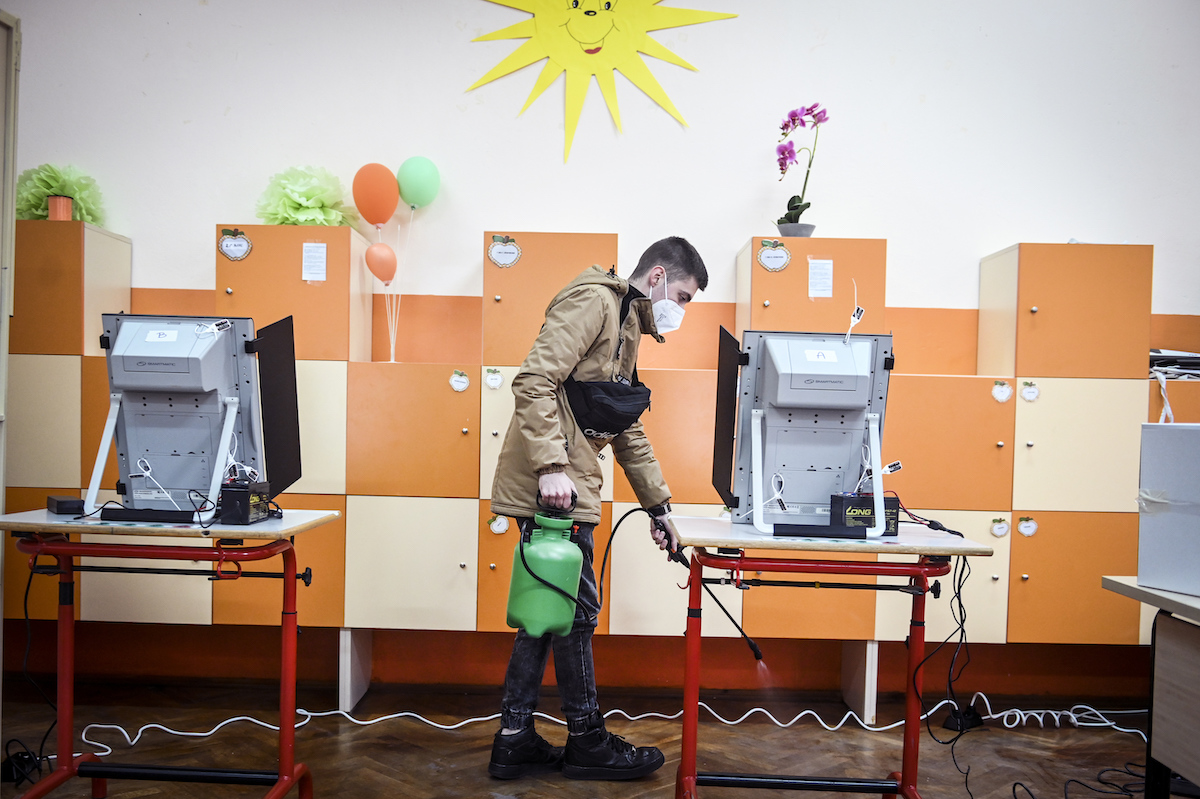 ▲保加利亞今天舉行大選，但這場今年第3次的大選幾乎不可能產生穩定的政府，對抗侵襲國內致命的冠狀病毒疫情。（圖／美聯社／達志影像）