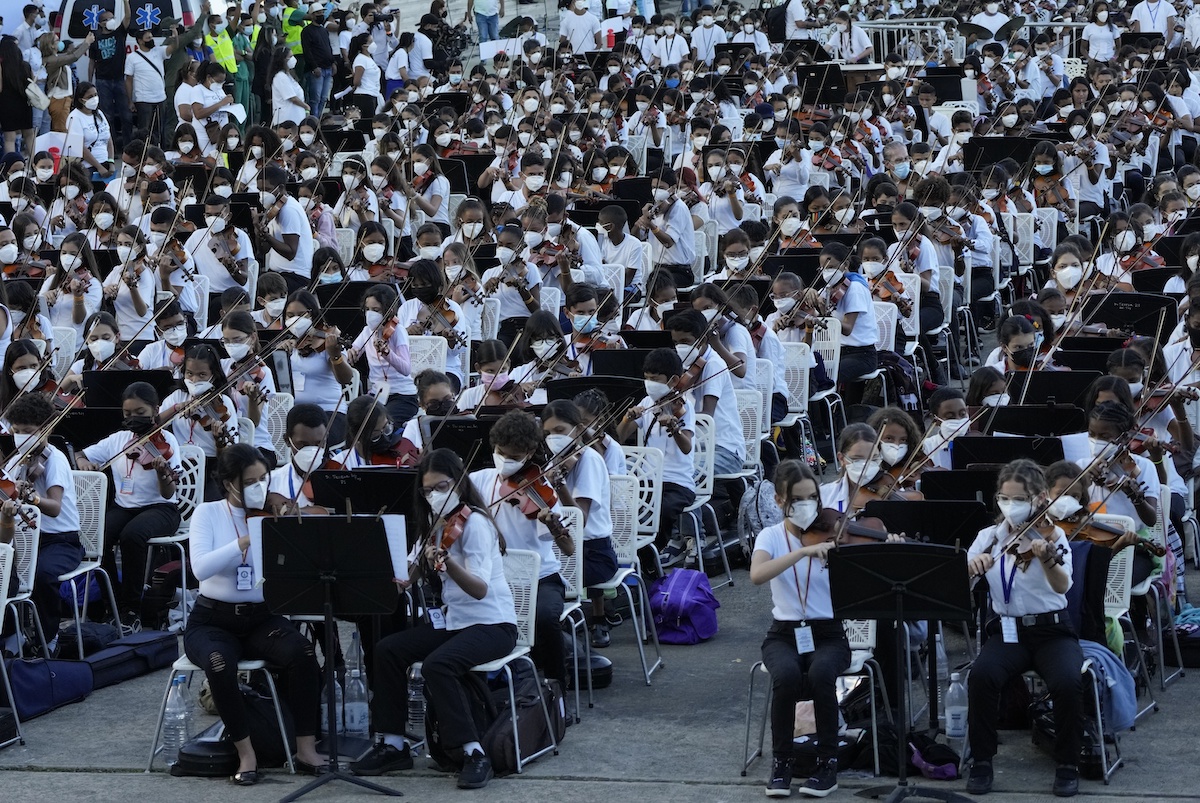 ▲委內瑞拉約1萬2000名音樂家齊聚首都卡拉卡斯（Caracas），演奏俄羅斯作曲家柴可夫斯基的「斯拉夫進行曲」，盼創下「世界上最大管弦樂團」紀錄。（圖／美聯社／達志影像）