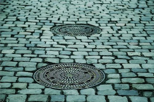 ▲人孔蓋（示意圖／翻攝自Pixabay）