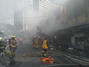 新北市樹林區市場驚傳火警　濃煙密佈延燒16店鋪
